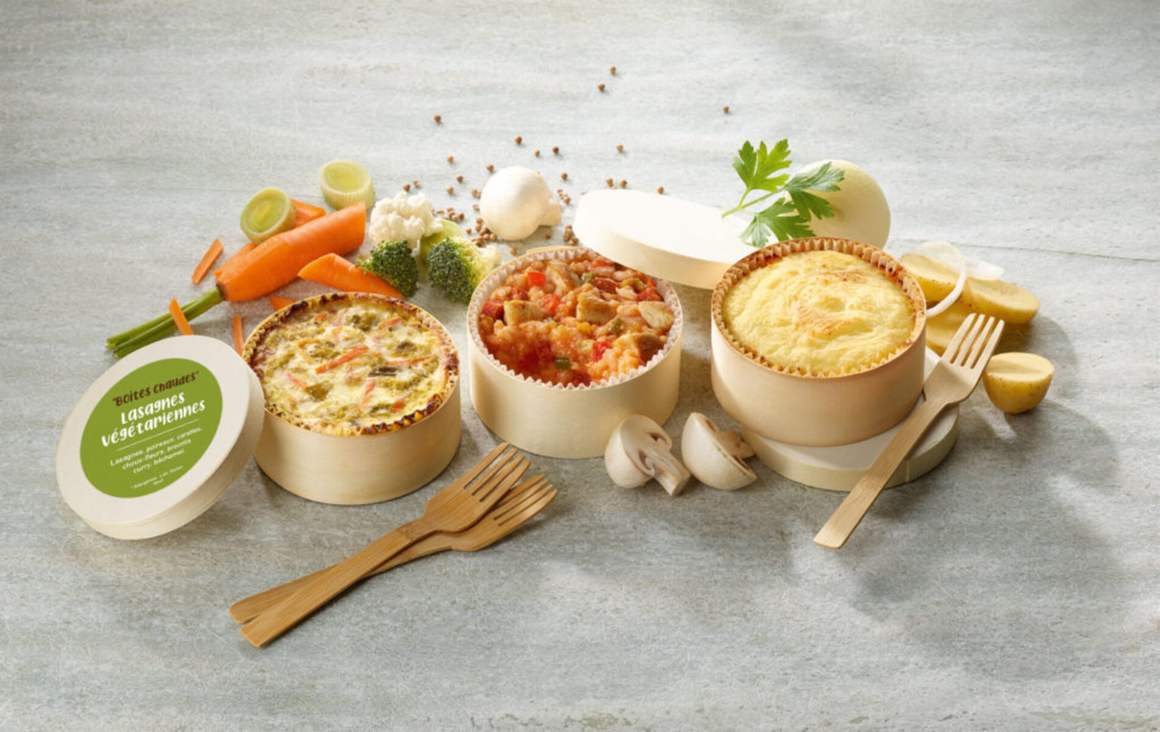 Trois assiettes rondes en céramique contenant des aliments, une fourchette en bois, une cuillère en bois et une étiquette verte.