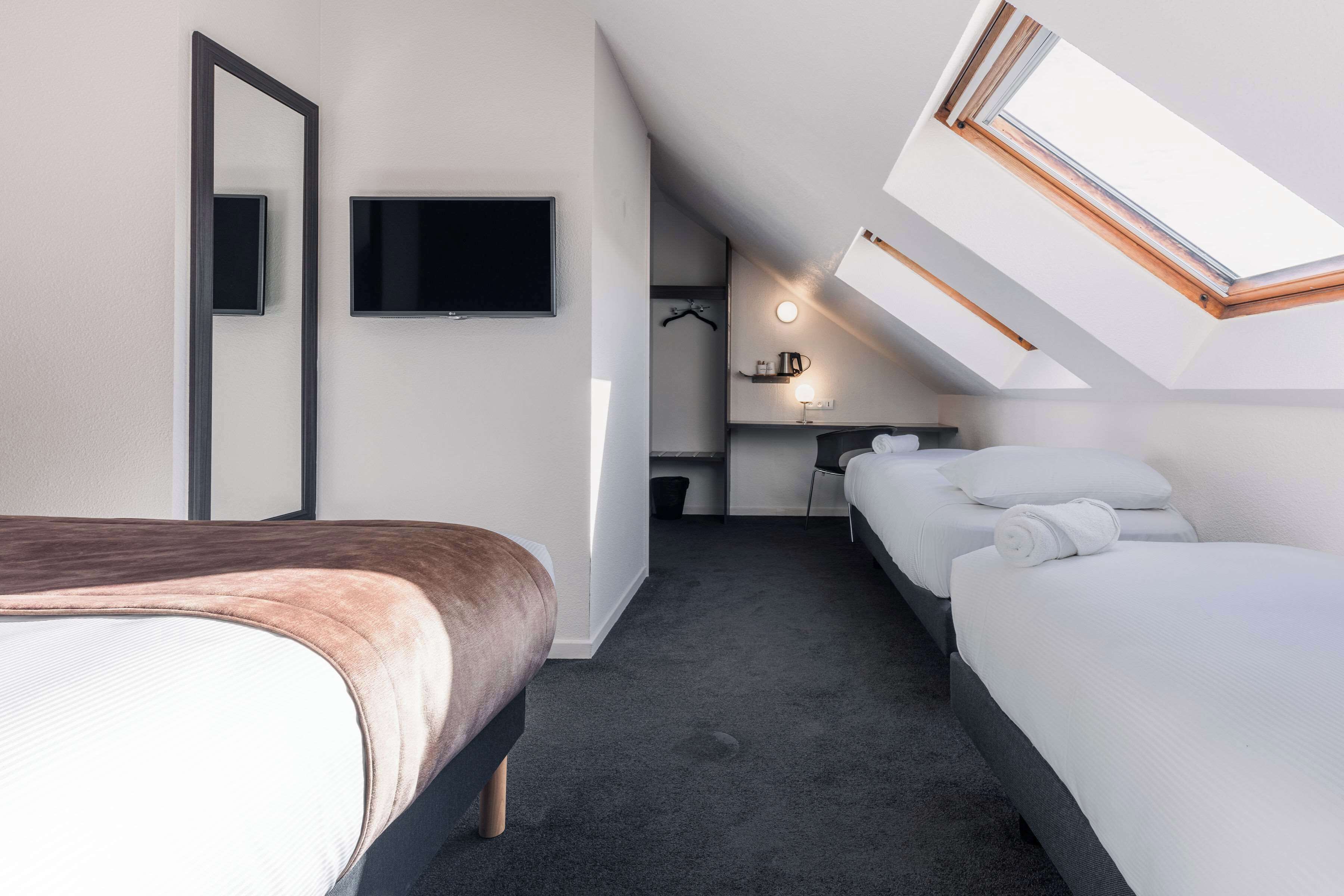 Chambre Standard, plusieurs lits | Surmatelas, décoration personnalisée, ameublement personnalisé, bureau