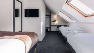 Chambre Standard, plusieurs lits | Surmatelas, décoration personnalisée, ameublement personnalisé, bureau