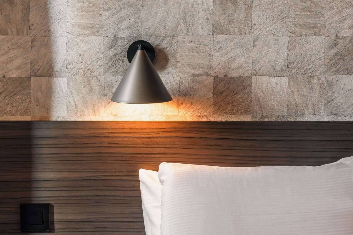 standard room, 1 double bed | pillow-top beds, individually decorated, individually furnished, desk