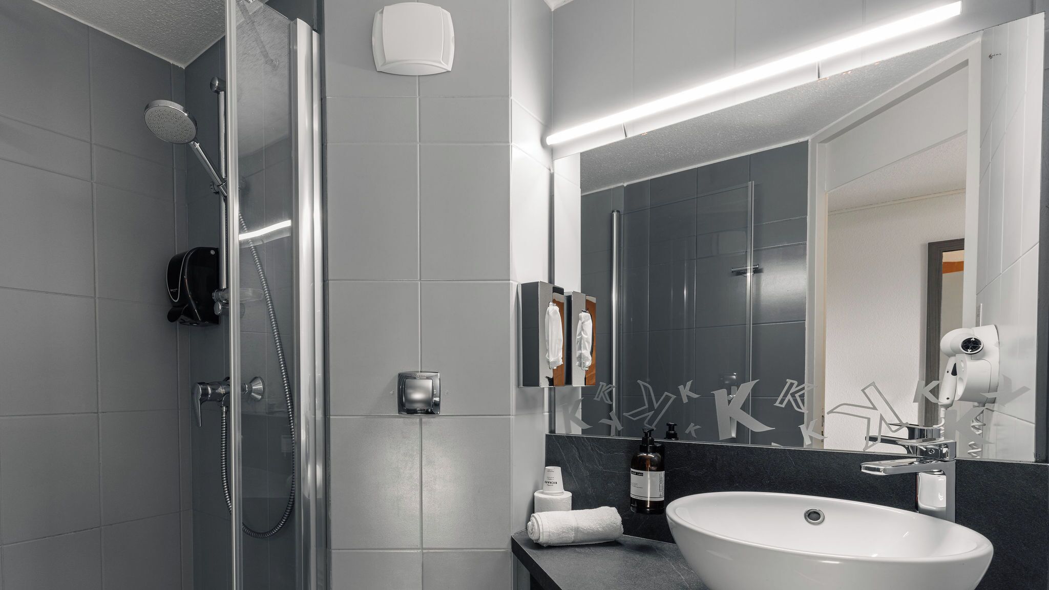 standard room, 1 double bed | bathroom | shower, eco-friendly toiletries, hair dryer, towels