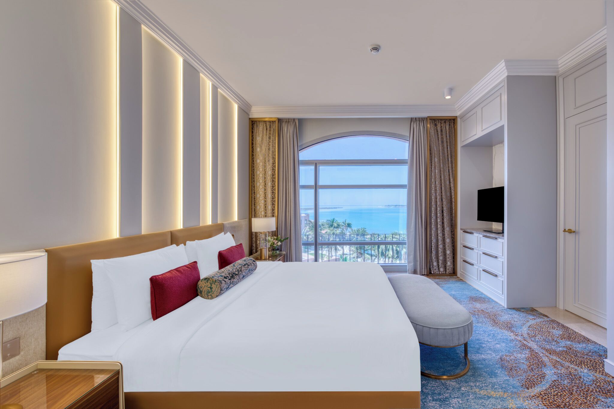 Suite, 1 kingsize-seng, sjøutsikt | Minibar (inkludert), safe på rommet, skrivebord og blendingsgardiner