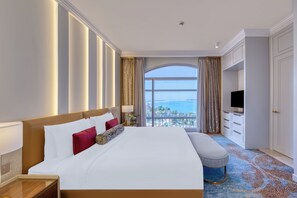 Minibar con artículos gratuitos y caja de seguridad en la habitación 