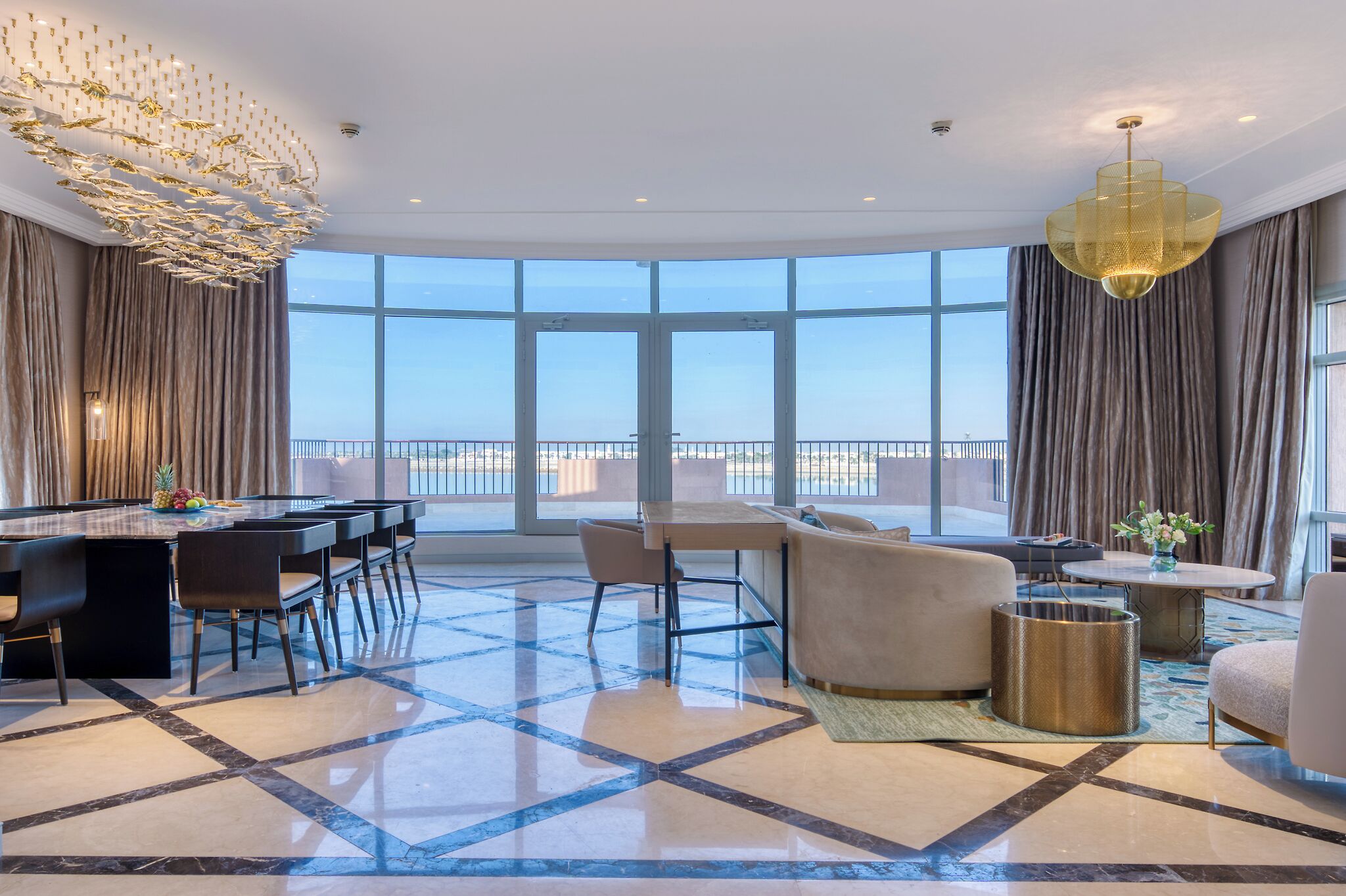 Suite, flere senger, sjøutsikt | Oppholdsområde | TV