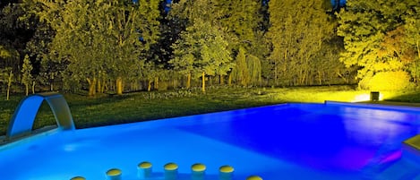 Outdoor pool, sun loungers