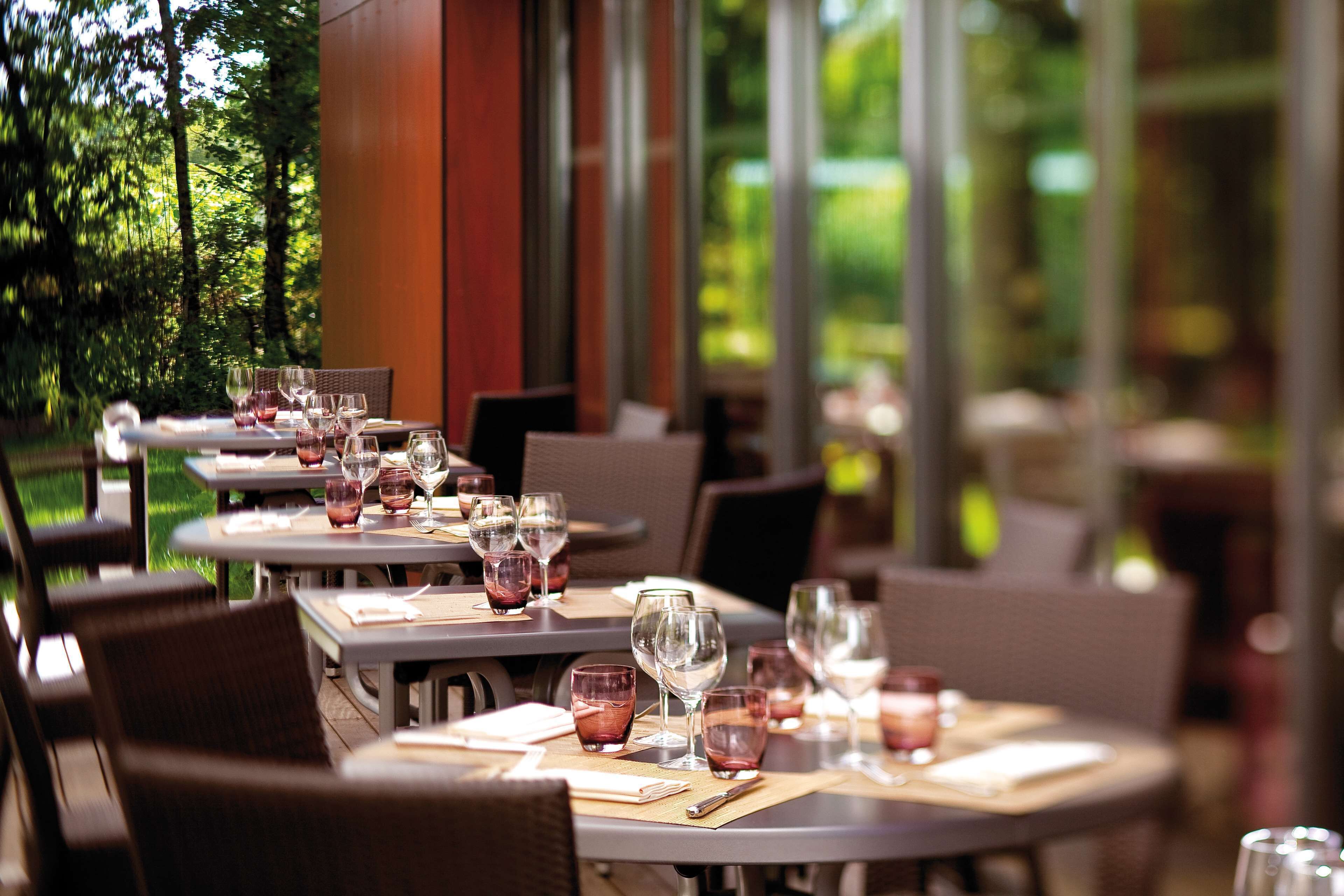 Serveert lunch en diner, lokale gerechten