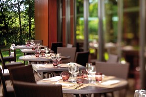 Déjeuner et dîner servis sur place, spécialités Cuisine locale