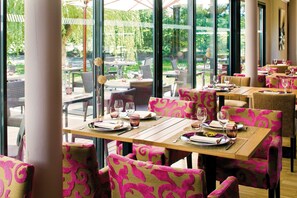 Se sirven almuerzos, cenas y cocina local 