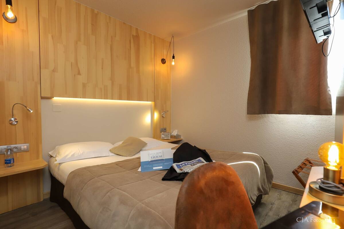Desk, soundproofing, cribs (free), WiFi (free)