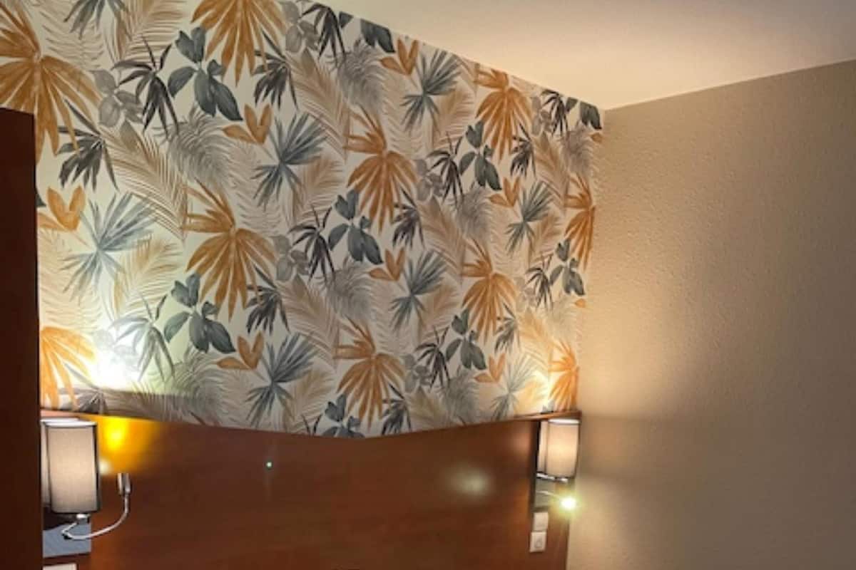 Desk, soundproofing, free cribs/infant beds, free WiFi