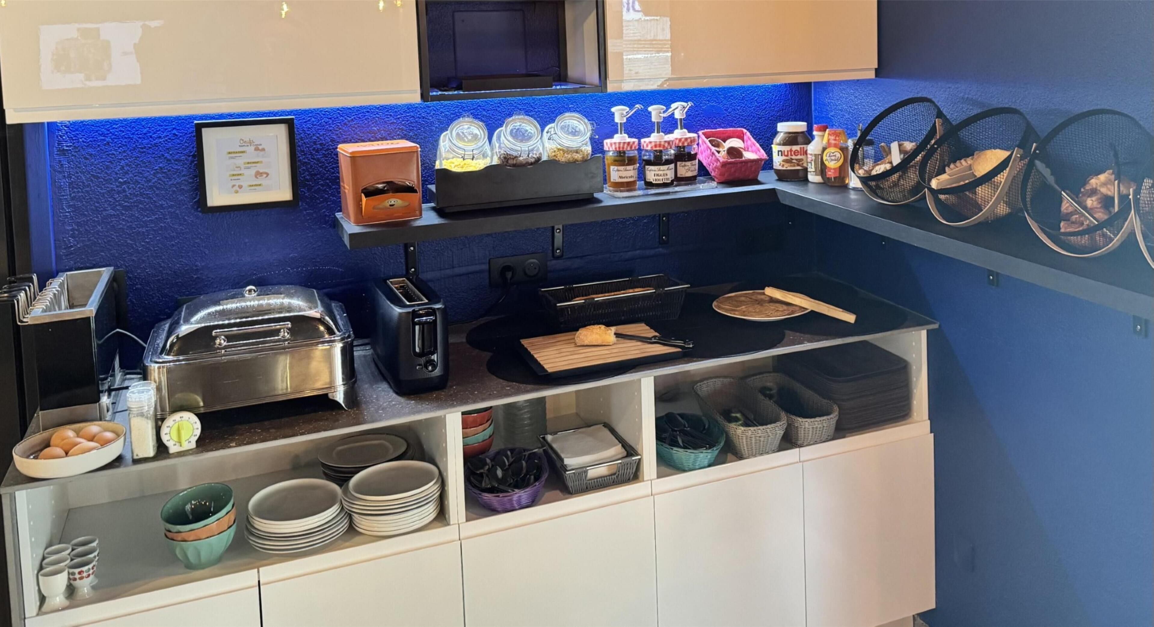 Un buffet proposant une variété de plats et d’ustensiles.