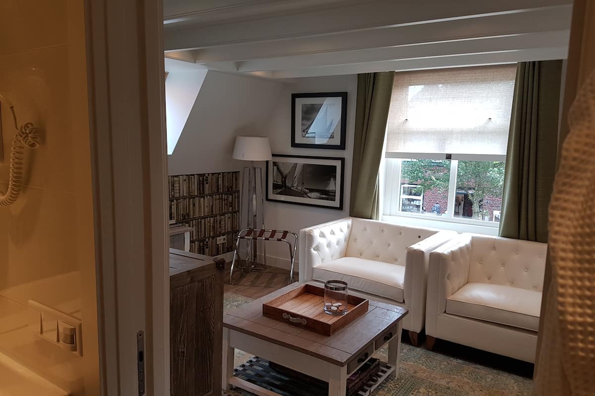 Premium Suite | Living room | Flat-screen TV