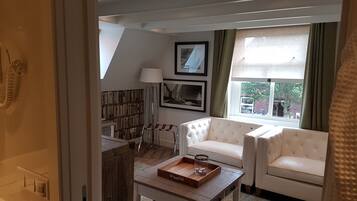 Premium Suite | Living room | Flat-screen TV