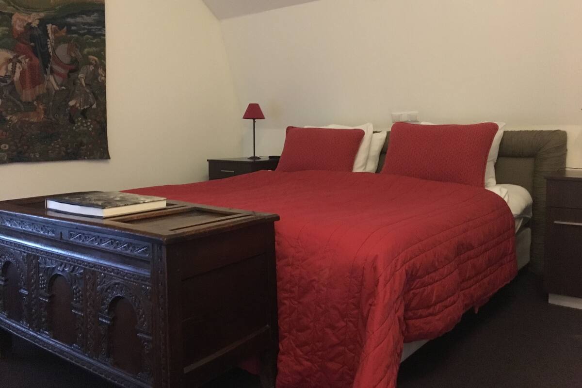 Suite romántica | Caja de seguridad en la habitación, escritorio y cortinas blackout 