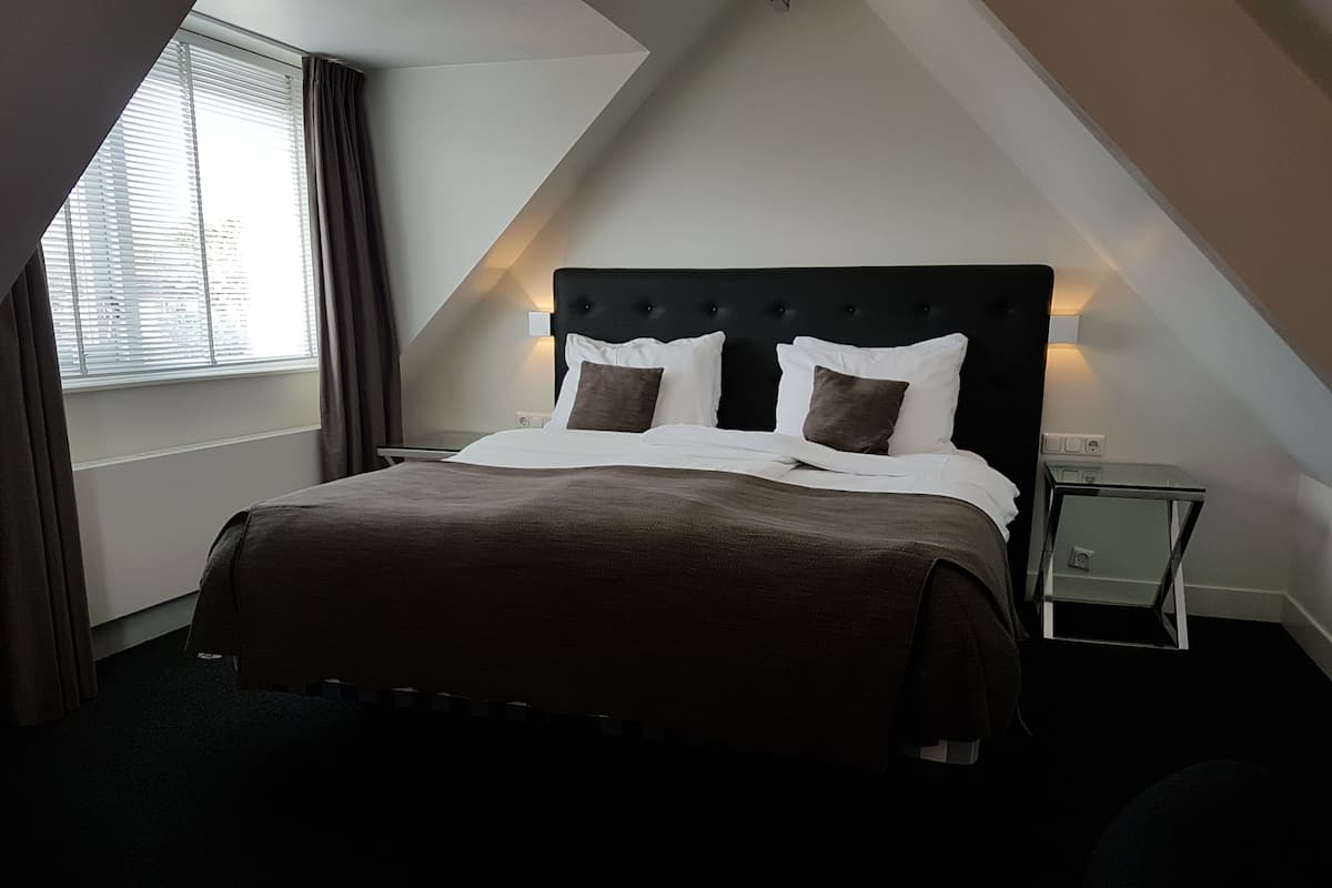 Comfort Double Room | In-room safe, desk, blackout drapes, iron/ironing board