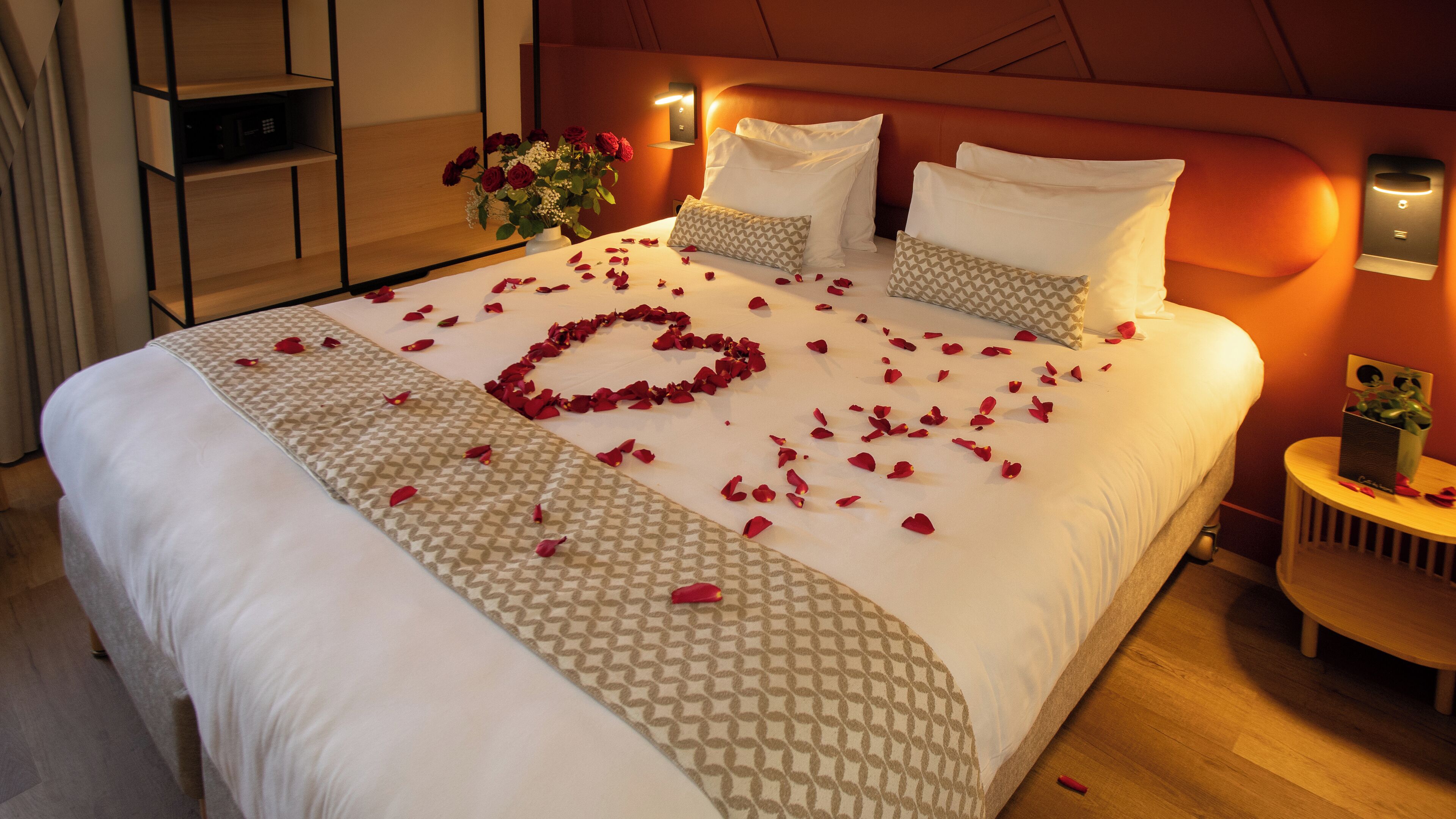 Klassieke tweepersoonskamer | Een kluis op de kamer, een bureau, een laptopwerkplek