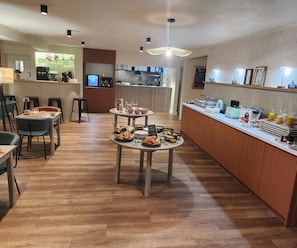 Daily buffet breakfast (EUR 13.90 per person)