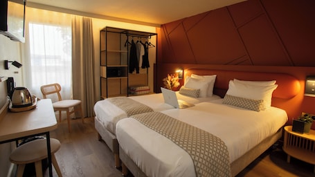 Classic Twin Room | In-room safe, desk, laptop workspace, blackout drapes