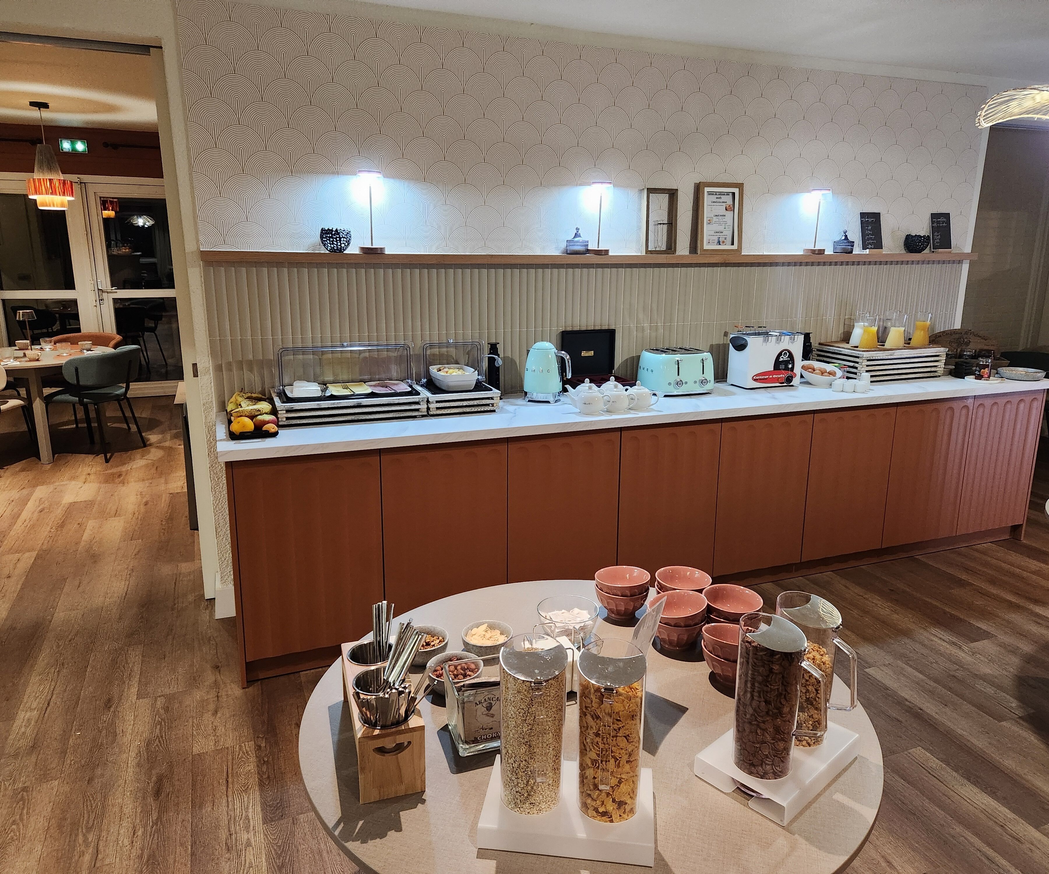 Una barra de desayuno con diversos alimentos y electrodomésticos de cocina.