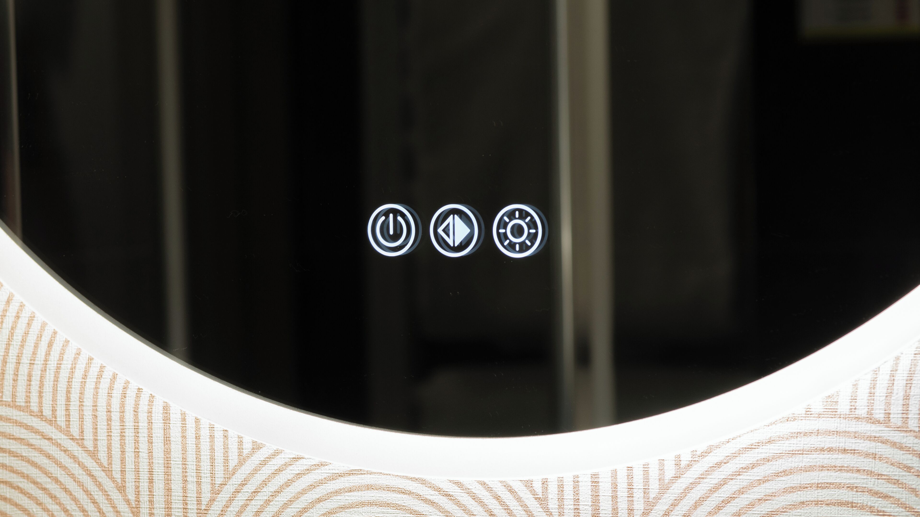 Panel de control con tres botones: encendido, pausa y configuración.