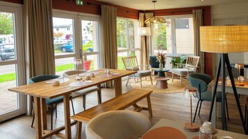 Café da manhã com buffet diário (EUR 13.90 por pessoa)