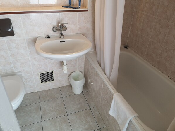 Triple Room | Bathroom | Combined shower/bathtub, deep-soaking bathtub, free toiletries