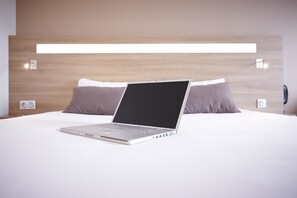 Escritorio, wifi gratis, ropa de cama y despertador 