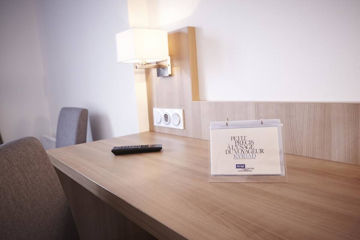 desk, free wifi, bed sheets, alarm clocks