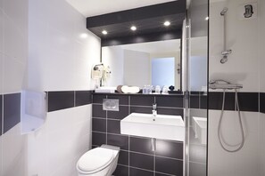 Standard Room, 1 Double Bed | Bathroom | Shower, eco-friendly toiletries, hair dryer, bidet - Kyriad Laval (Laval)