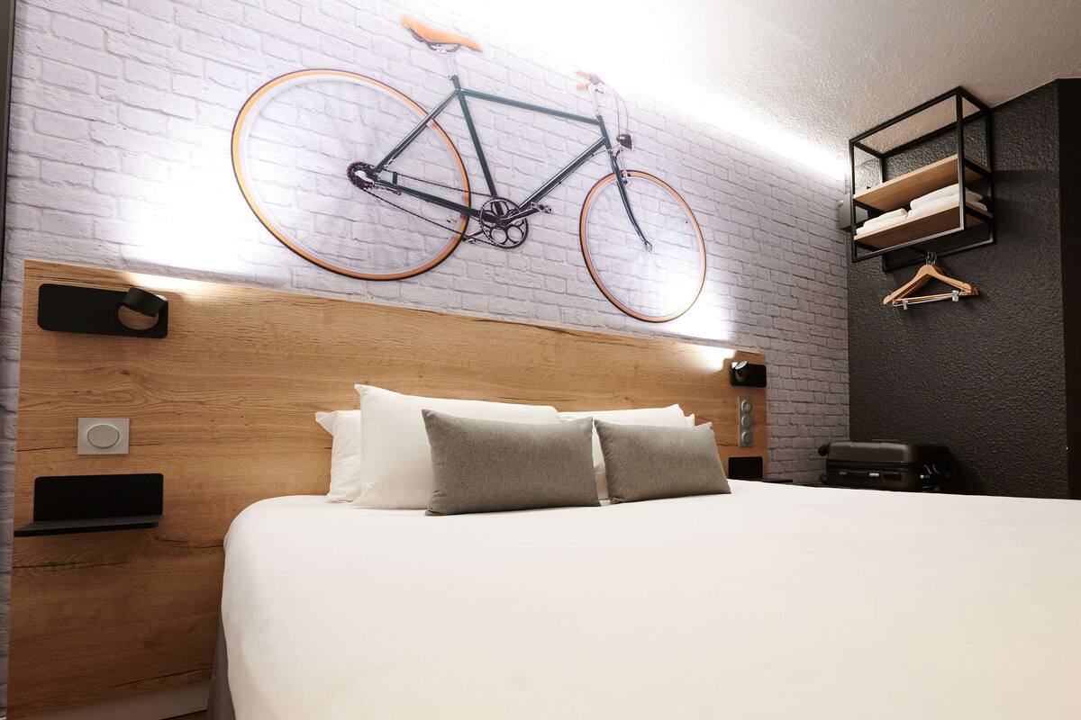 standard room, multiple beds | desk, free wifi, bed sheets, alarm clocks