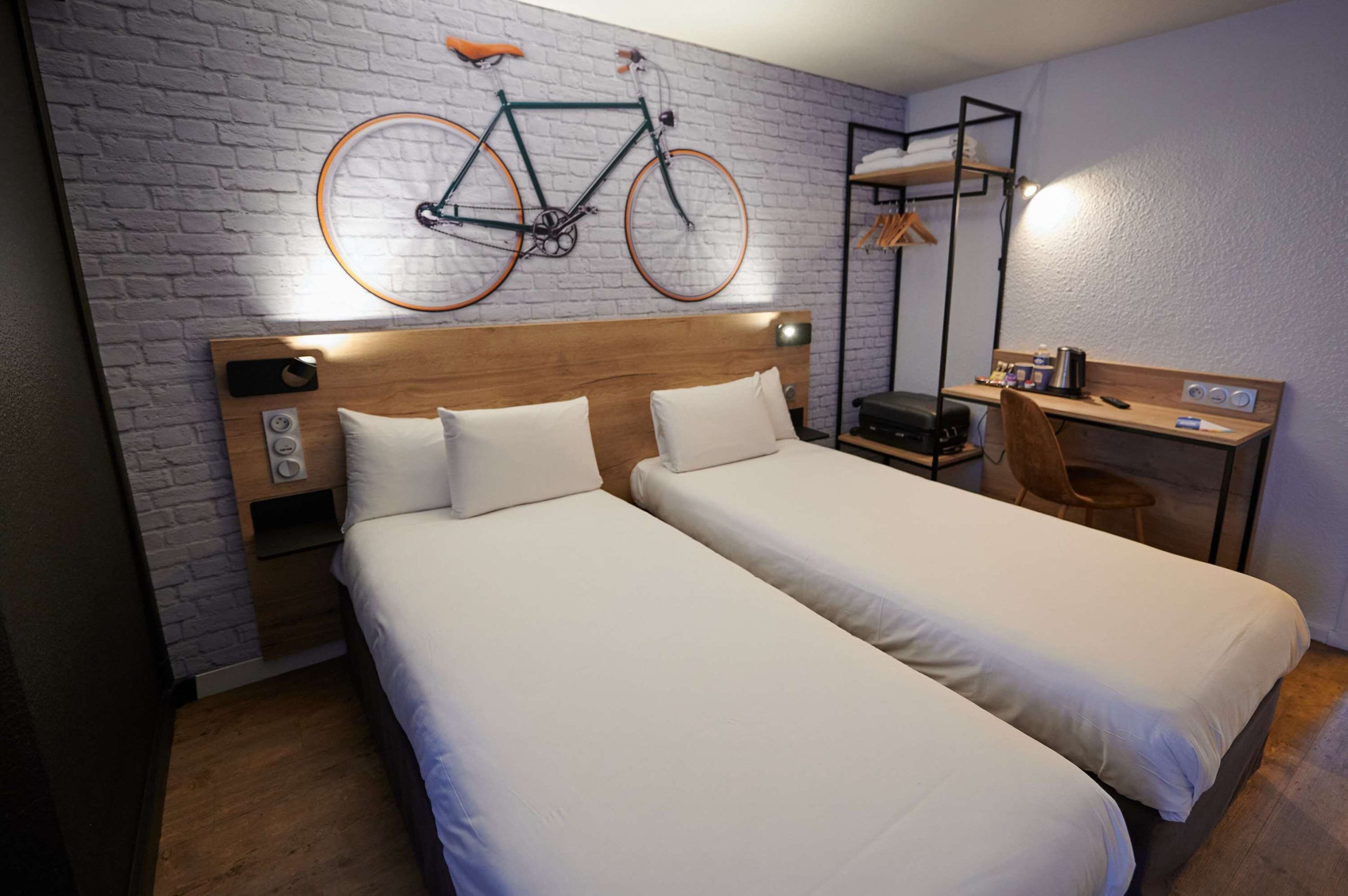 desk, free wifi, bed sheets, alarm clocks