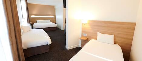 Escritorio, wifi gratis, ropa de cama y despertador