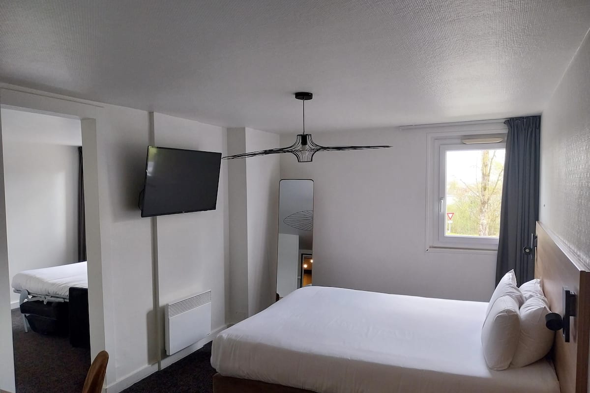 Standard Room, Multiple Beds | Desk, free WiFi, bed sheets, alarm clocks