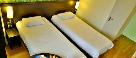 Twin Room | Desk, laptop workspace, blackout drapes, free WiFi