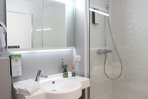 Eco-friendly toiletries, hair dryer, towels - Hôtel Kyriad La Rochelle Centre Ville (La Rochelle)
