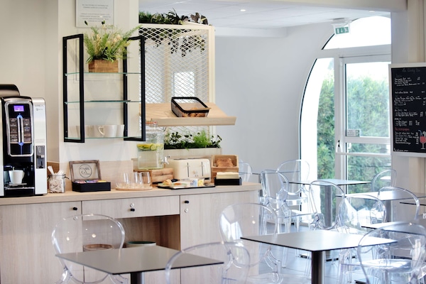 Tägliches kontinentales Frühstück (13.95 EUR pro Person)