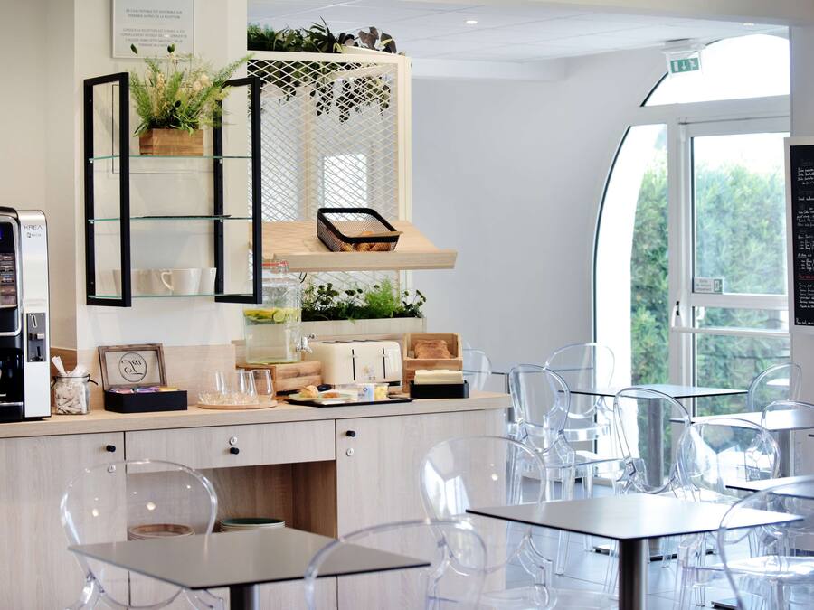 Daily continental breakfast (EUR 13.95 per person)