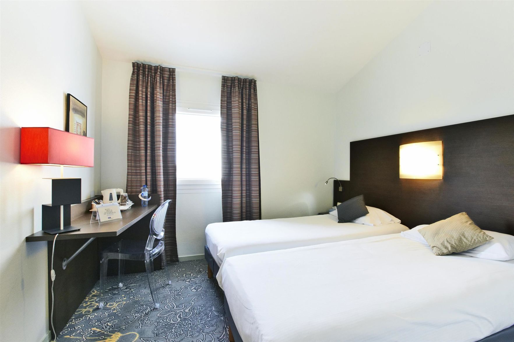 أغطية فراش متميزة ومكتب وتجهيزات عازلة للصوت وأسرّة أطفال/رضّع