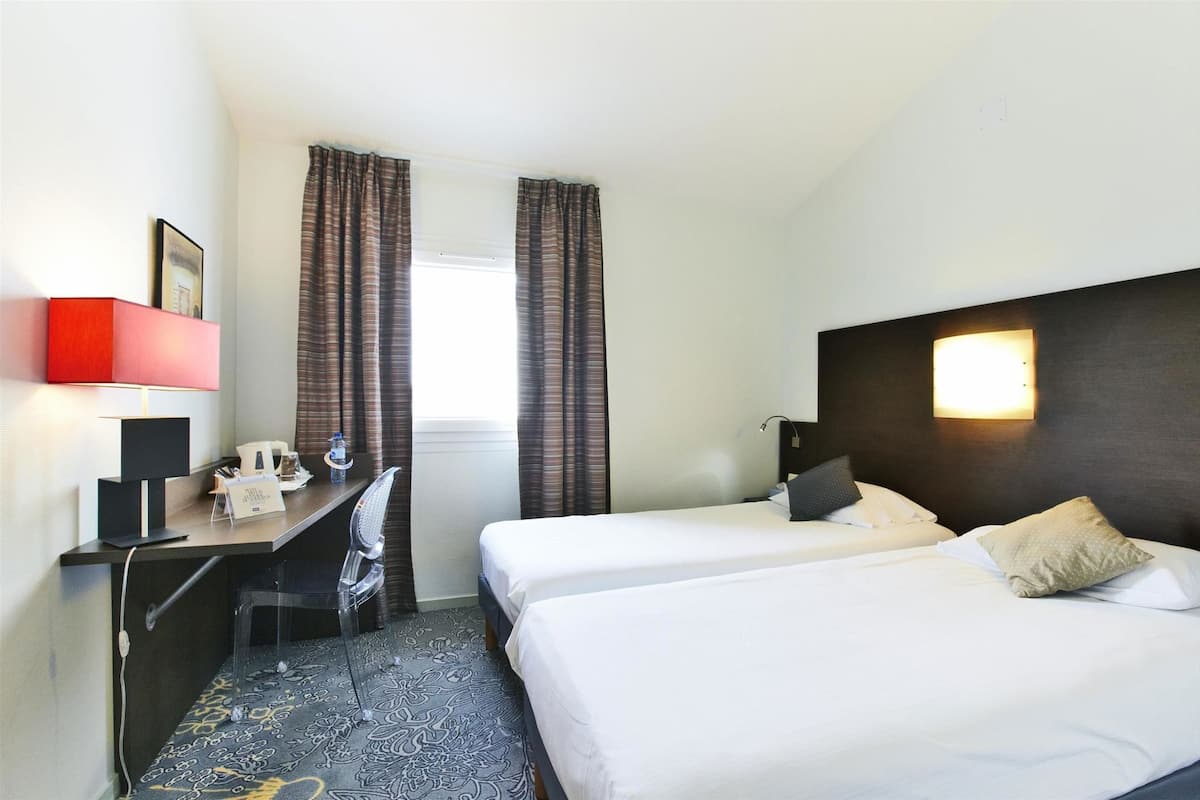 أغطية فراش متميزة ومكتب وتجهيزات عازلة للصوت وأسرّة أطفال/رضّع