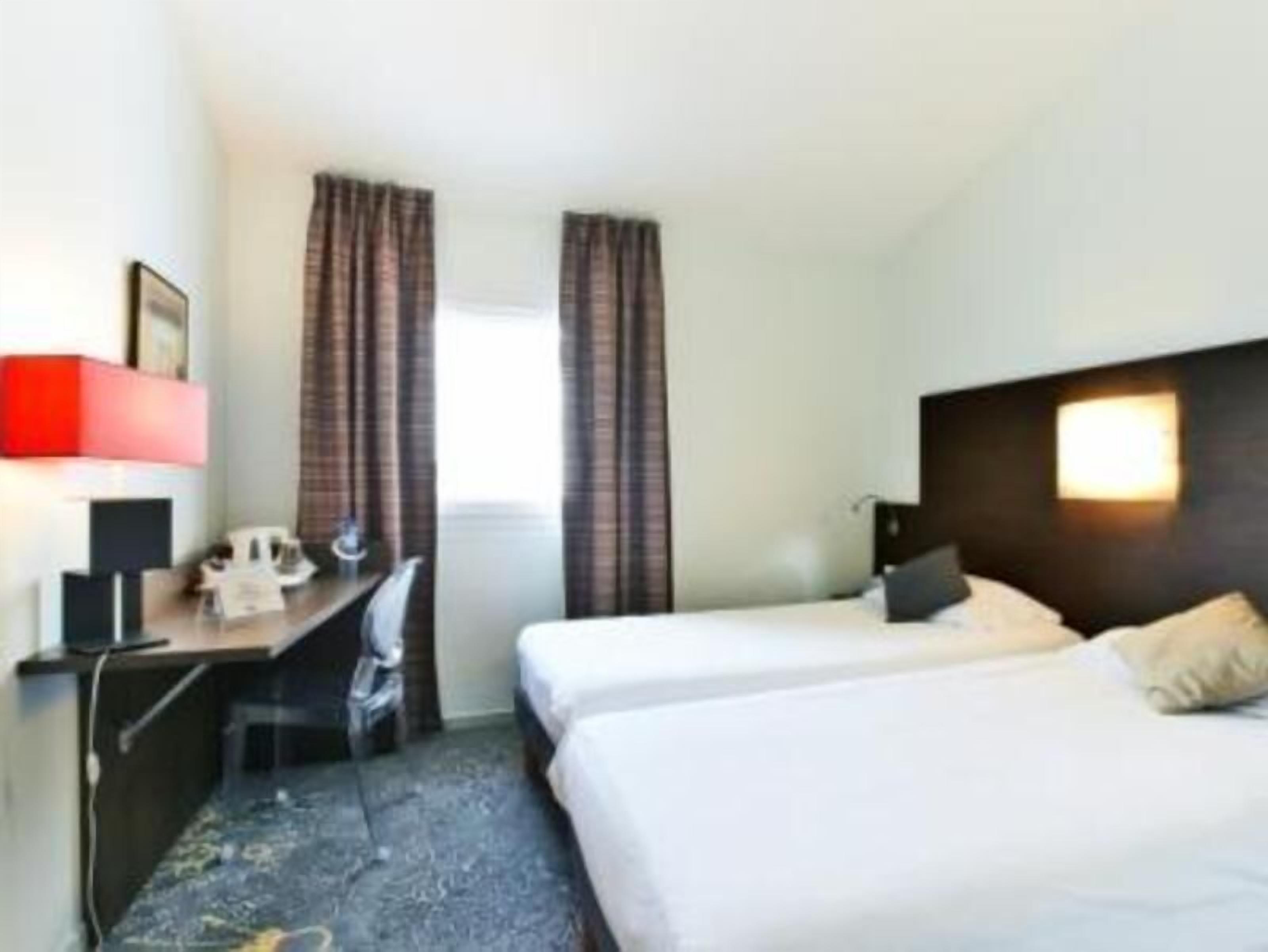 أغطية فراش متميزة ومكتب وتجهيزات عازلة للصوت وأسرّة أطفال/رضّع