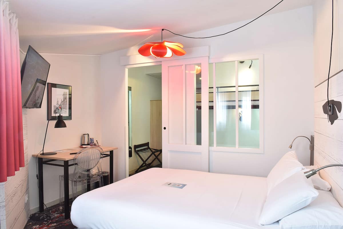 premium bedding, desk, soundproofing, cots/infant beds