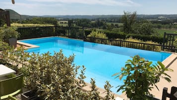 Piscina externa, funciona das 8h às 19h, espreguiçadeiras