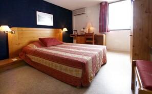 Bureau, espace de travail pour ordinateur portable, rideaux occultants