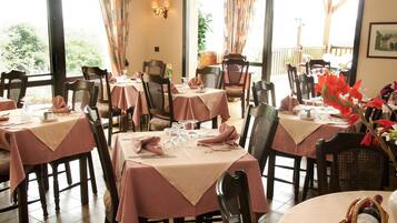 Serveert ontbijt, lunch, diner, uitzicht op het zwembad