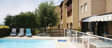 Outdoor pool, open 8:00 AM to 7:00 PM, pool loungers