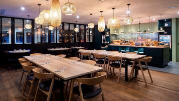 Päivittäinen buffetaamiainen (12.5 EUR per henkilö)