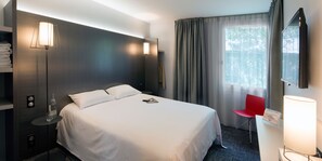 Habitación estándar doble, 1 cama de matrimonio | Escritorio, tabla de planchar con plancha, wifi gratis y ropa de cama