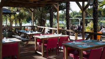 2 restaurants servant le déjeuner et le dîner