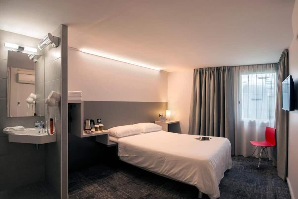 Habitación estándar doble, 1 cama de matrimonio, accesible para personas con discapacidad | Escritorio, tabla de planchar con plancha, wifi gratis y ropa de cama