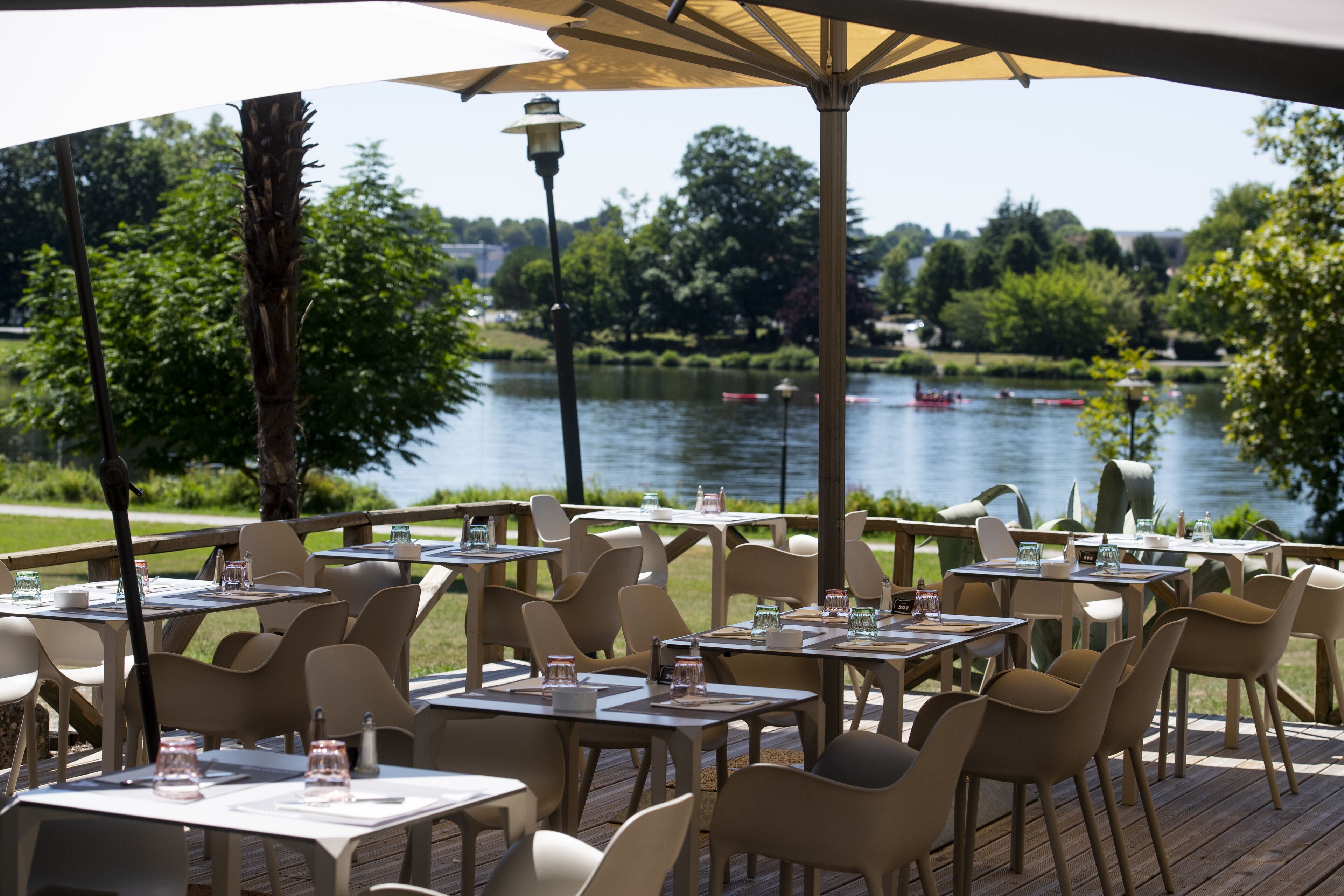 2 restaurants servant le déjeuner et le dîner